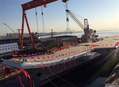 中国首艘国产航母正式下水：历史性时刻的详细视频解读